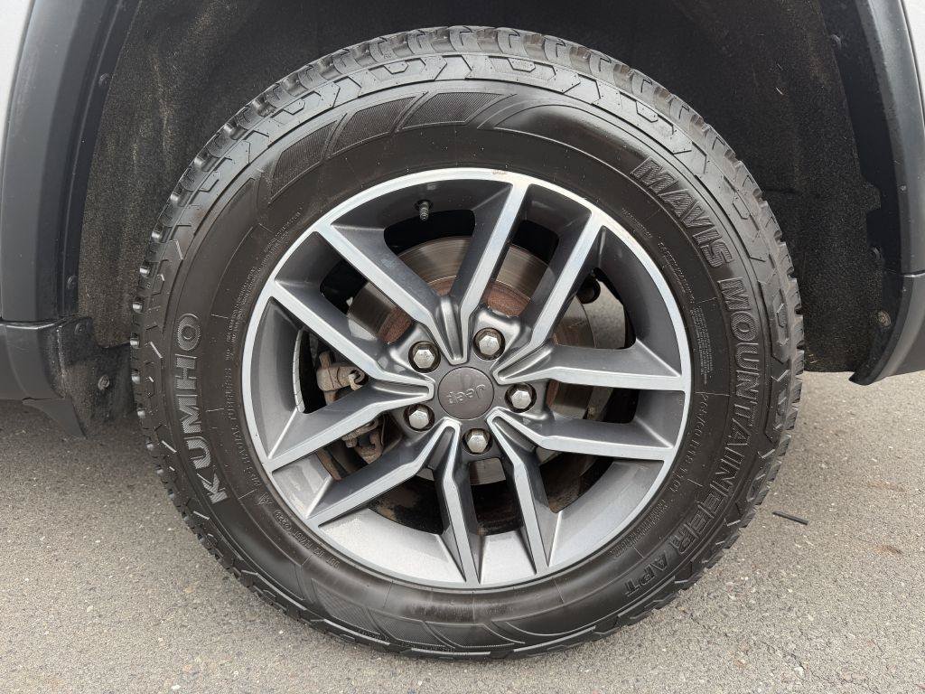 Used 2019 Jeep Grand Cherokee Laredo w/ 18" Wheel & 8.4" Radio Group AWD/4WD image 10