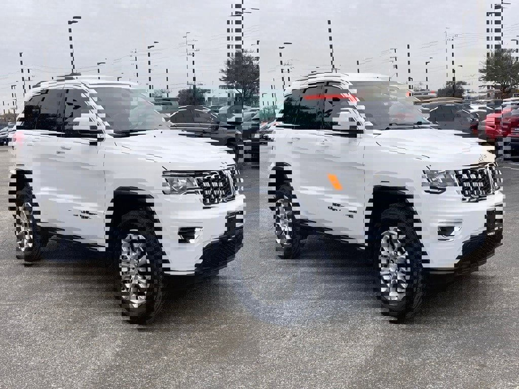 Used 2021 Jeep Grand Cherokee Laredo image 3