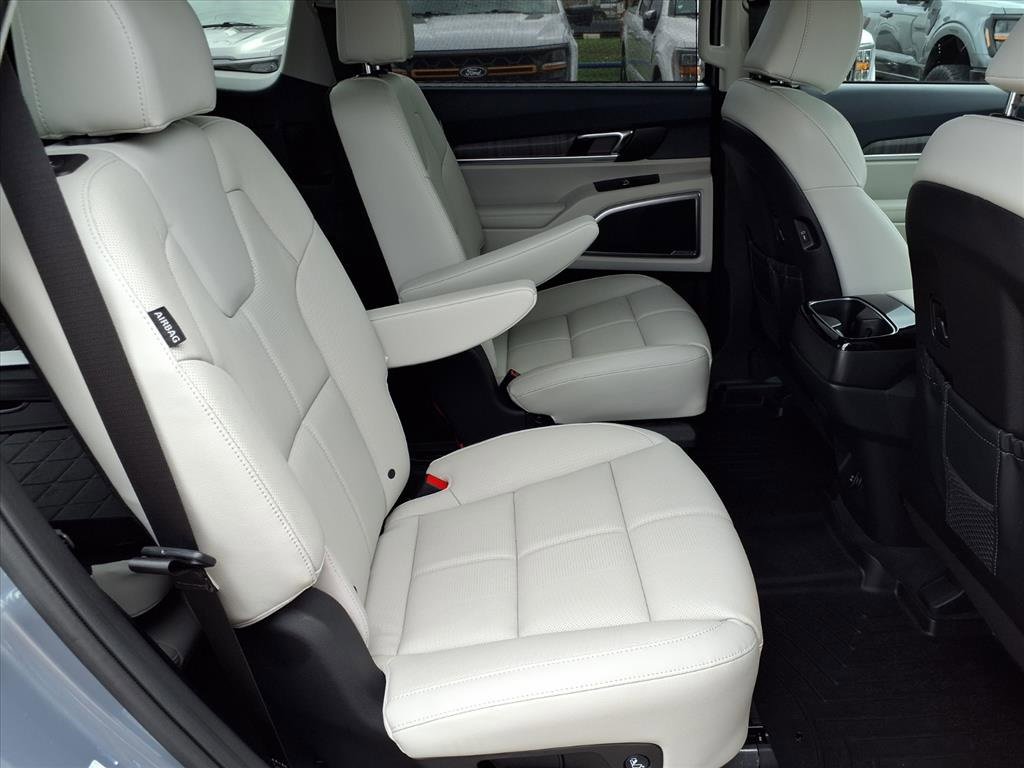 Used 2025 Kia Telluride EX w/ EX Captain's Chair Package image 29