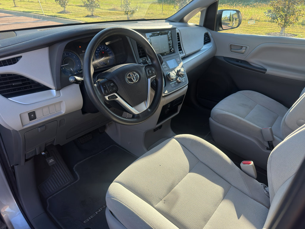 Used 2020 Toyota Sienna L image 10