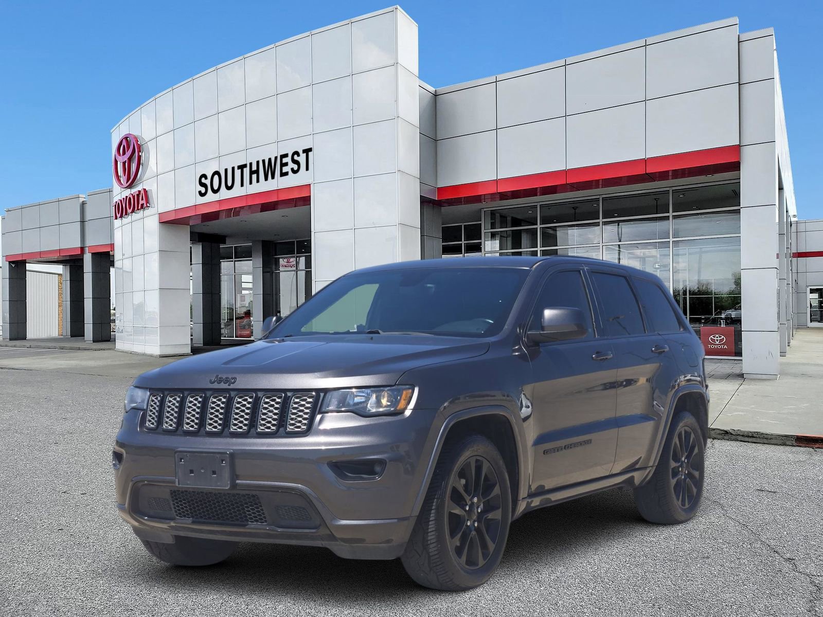 Used 2018 Jeep Grand Cherokee Altitude RWD image 2