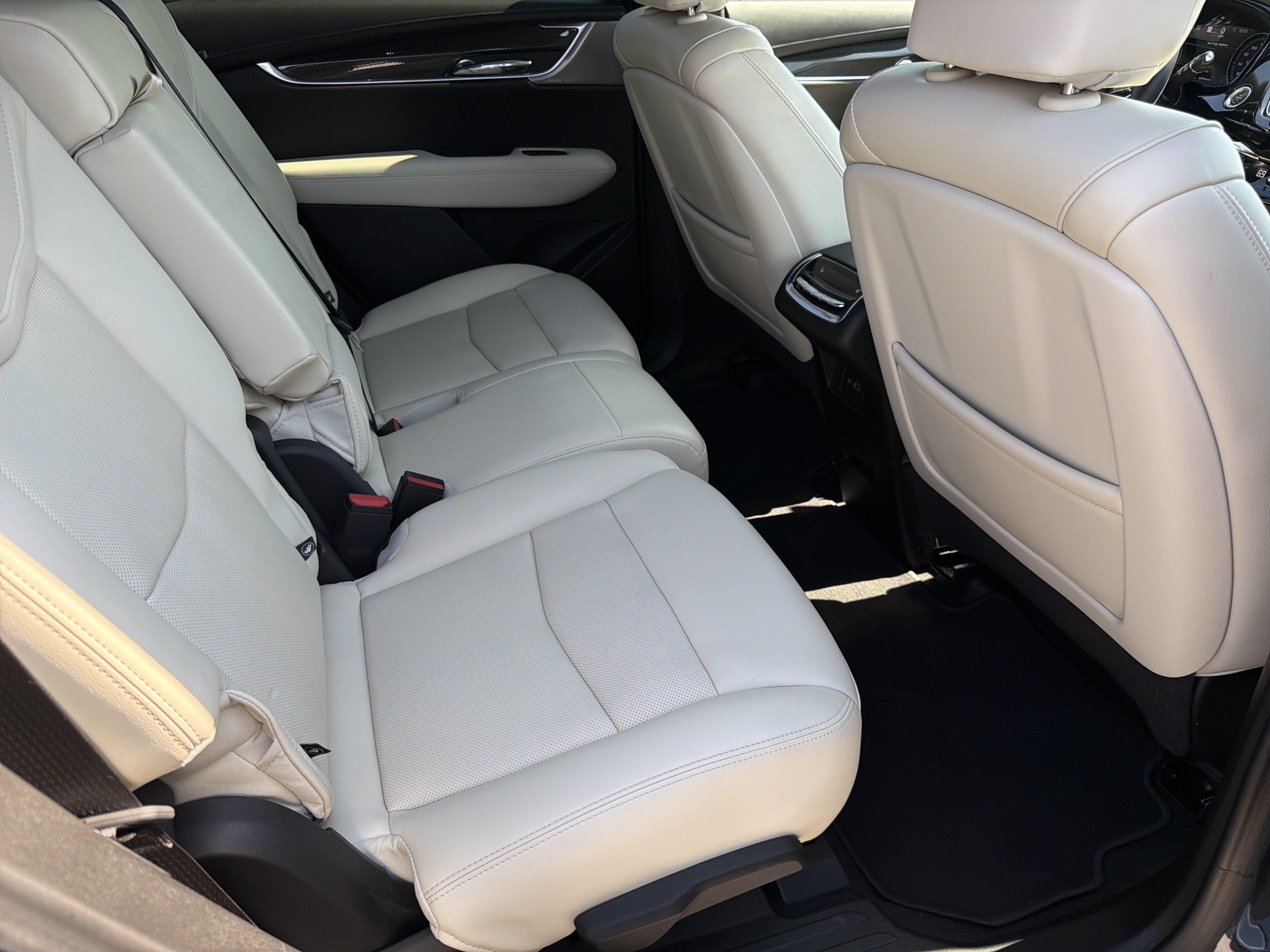 Used 2023 Cadillac XT6 Sport w/ Technology Package AWD/4WD image 16