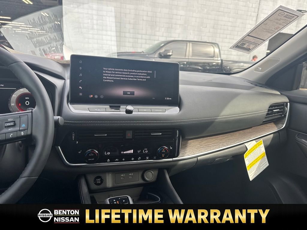 Used 2025 Nissan Rogue Platinum image 15