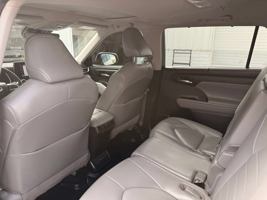 Used 2021 Toyota Highlander XLE AWD/4WD image 16