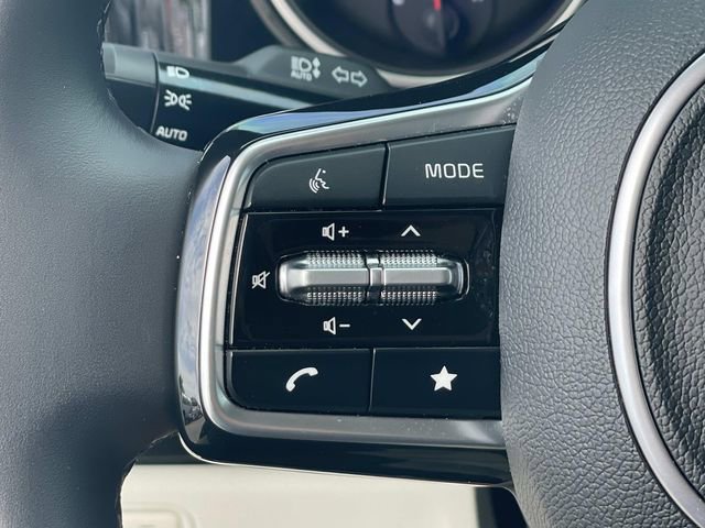 Used 2024 Kia Carnival EX image 9