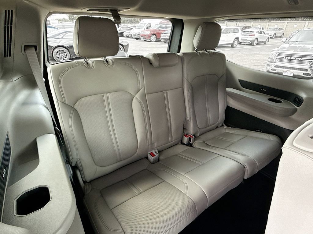 New 2024 Jeep Wagoneer Series II w/ Flexible Seating Group RWD image 27