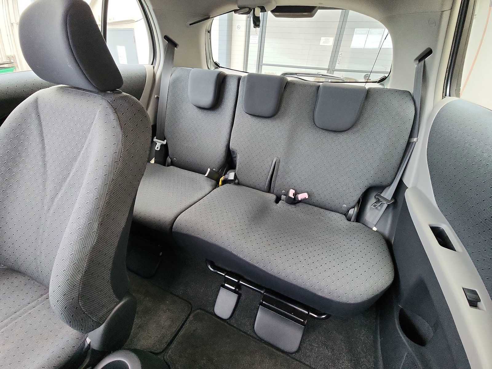 Used 2011 Toyota Yaris 4-Door Hatchback image 22