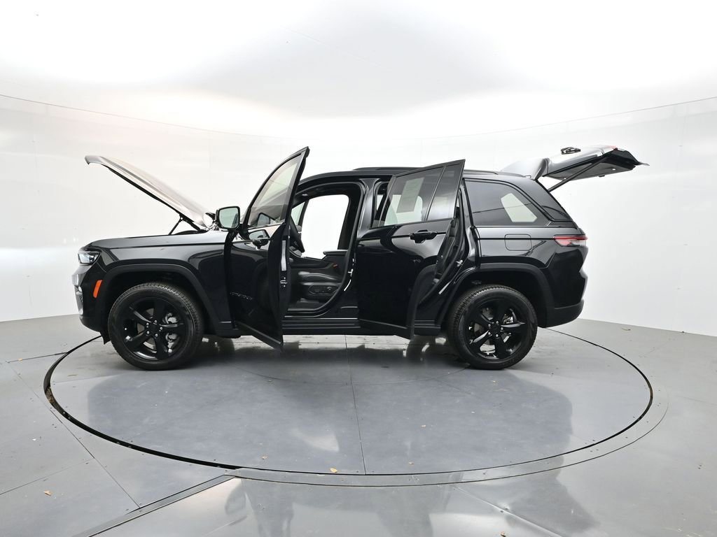 Used 2025 Jeep Grand Cherokee Limited w/ Black Appearance Package image 41