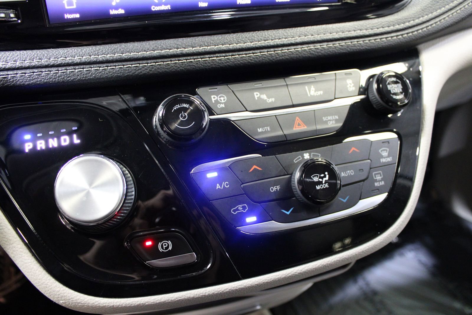 Used 2021 Chrysler Pacifica Touring-L FWD image 37