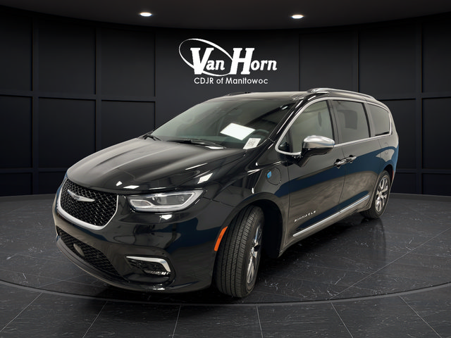 Used 2023 Chrysler Pacifica Pinnacle FWD image 3