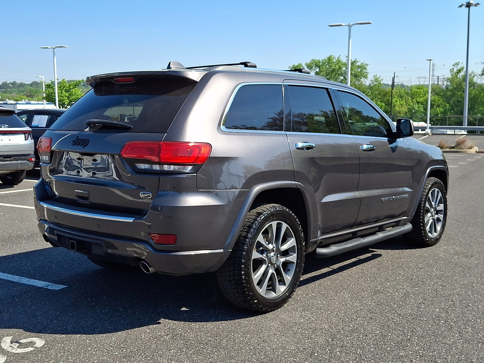 Used 2017 Jeep Grand Cherokee Overland AWD/4WD image 6