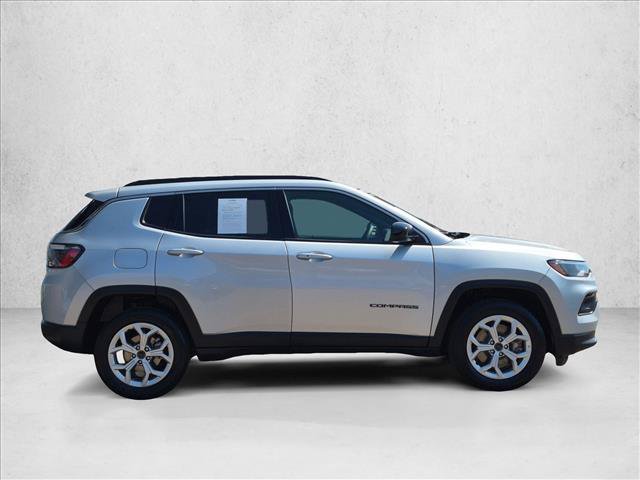 Used 2025 Jeep Compass Latitude AWD/4WD image 4