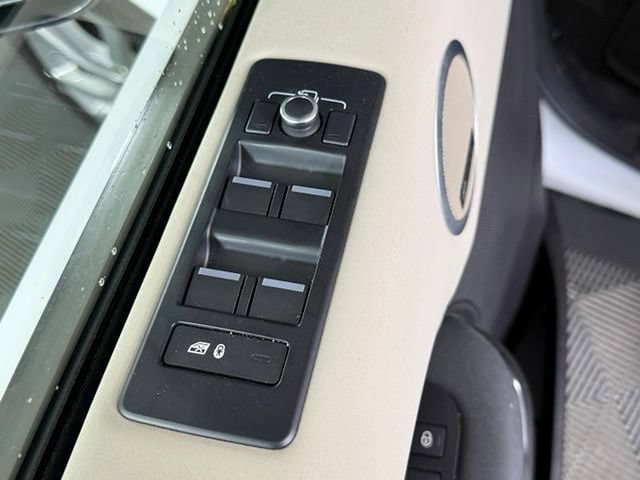 Used 2018 Land Rover Discovery HSE AWD/4WD image 30