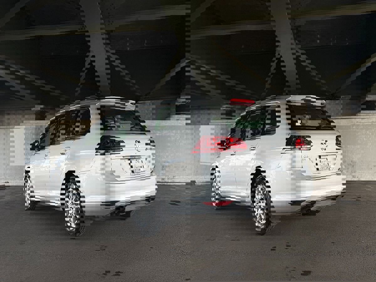 Used 2017 Volkswagen Golf S image 5