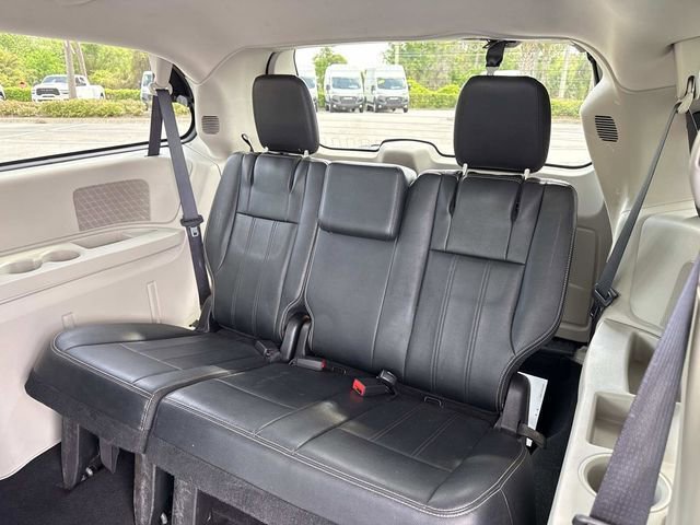 Used 2016 Chrysler Town & Country Touring image 10