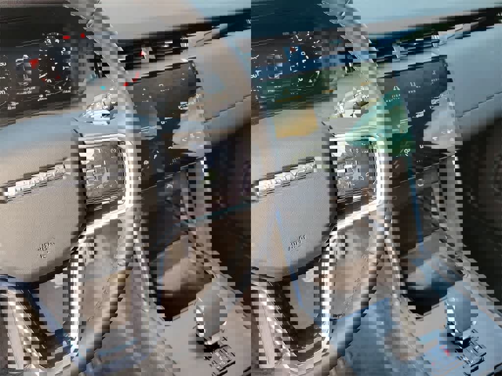 Used 2024 Land Rover Discovery Sport S image 32