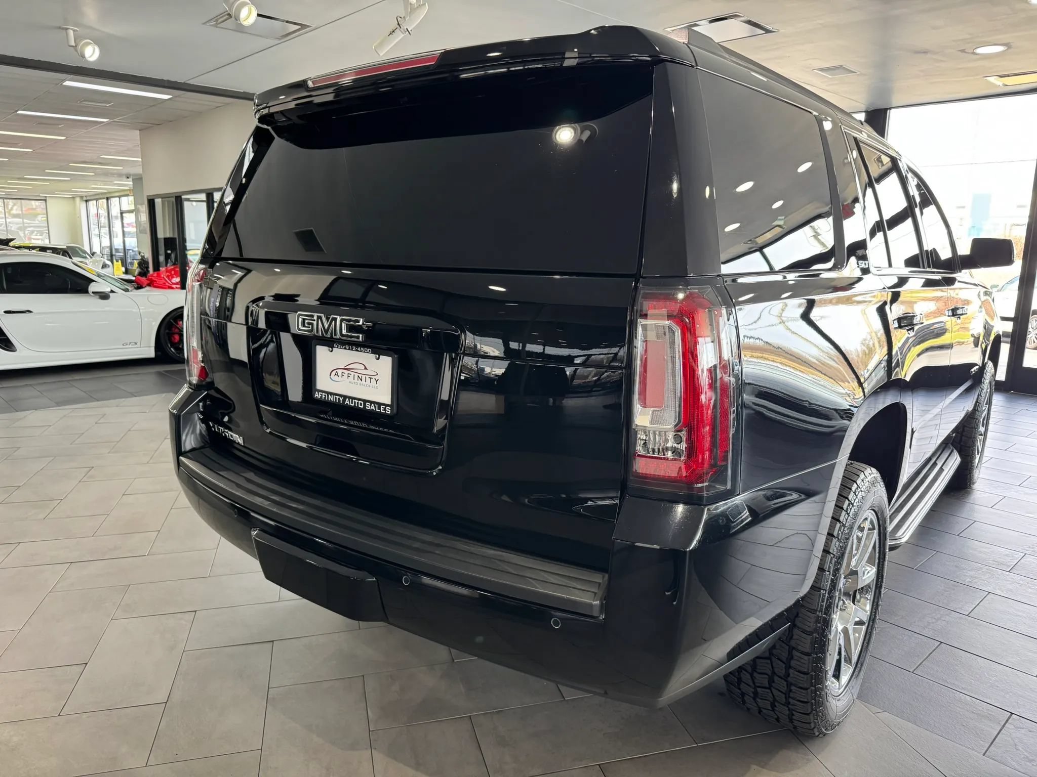 Used 2017 GMC Yukon SLT AWD/4WD image 4