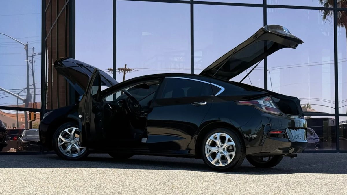 Used 2018 Chevrolet Volt Premier w/ Driver Confidence Package FWD image 29