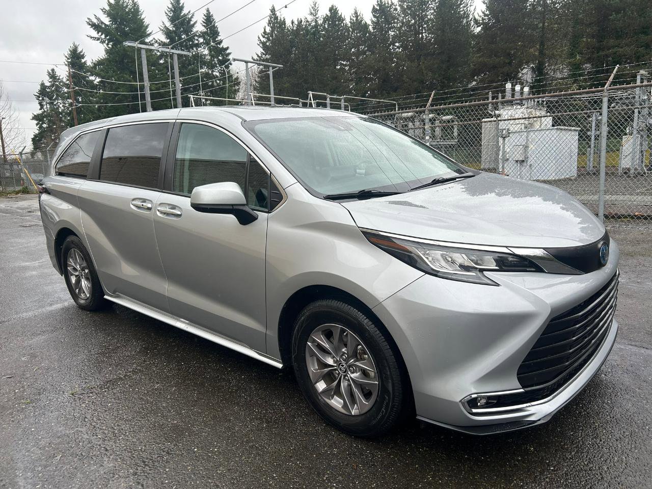 Used 2023 Toyota Sienna XLE image 3