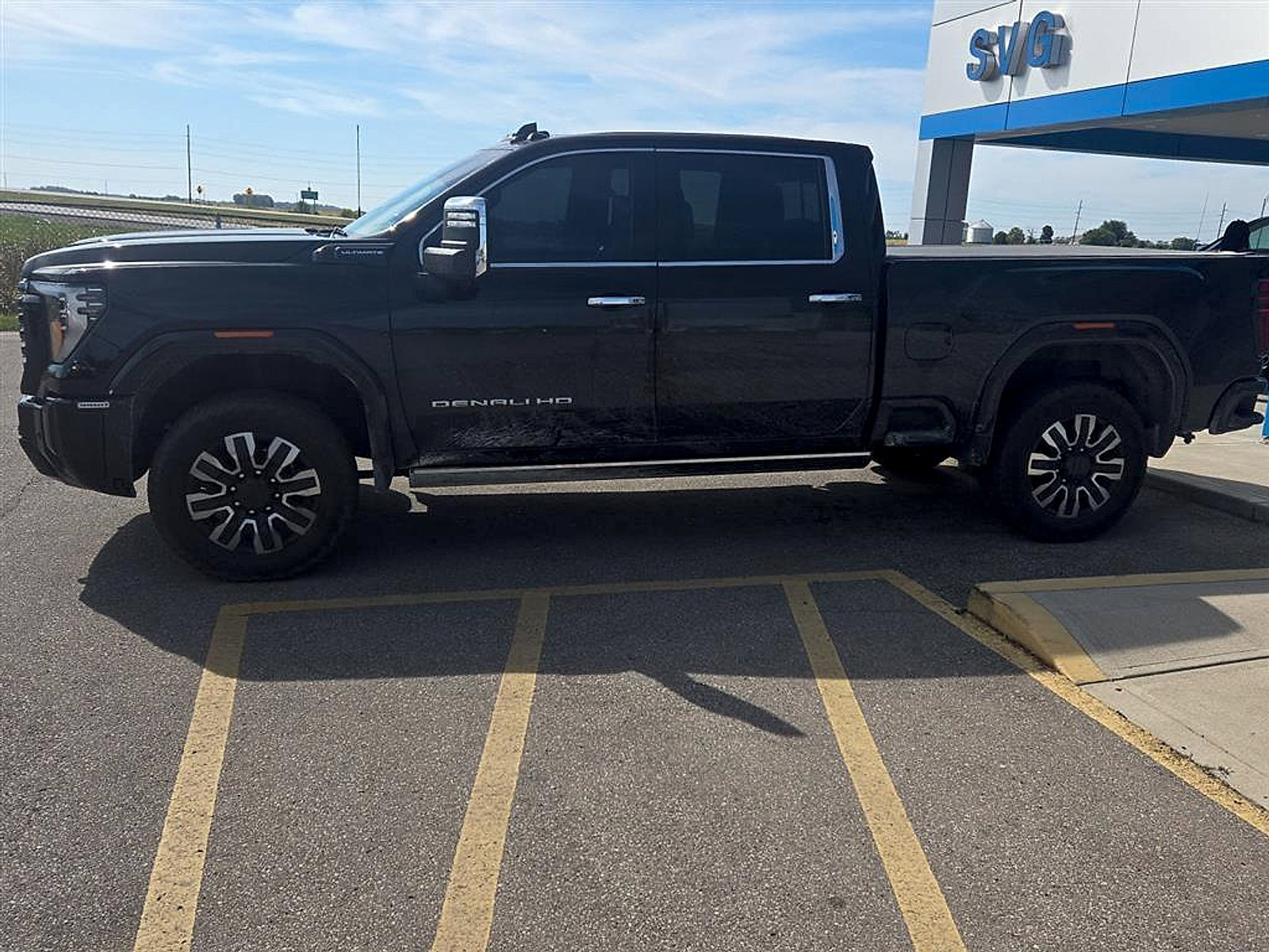 Used 2025 GMC Sierra 3500 Denali Ultimate AWD/4WD image 2