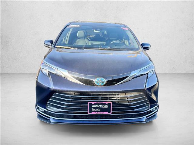Used 2025 Toyota Sienna Platinum video 2