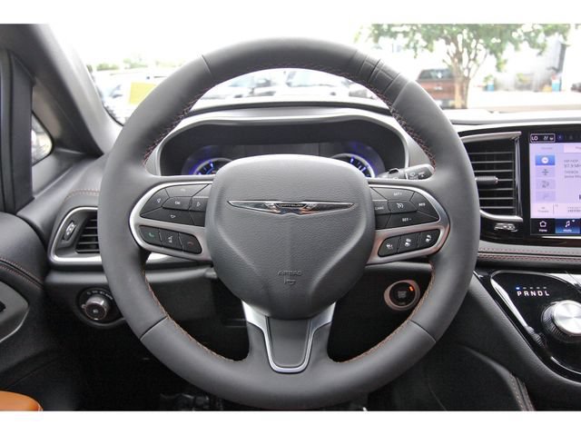 Used 2025 Chrysler Pacifica Pinnacle FWD image 14