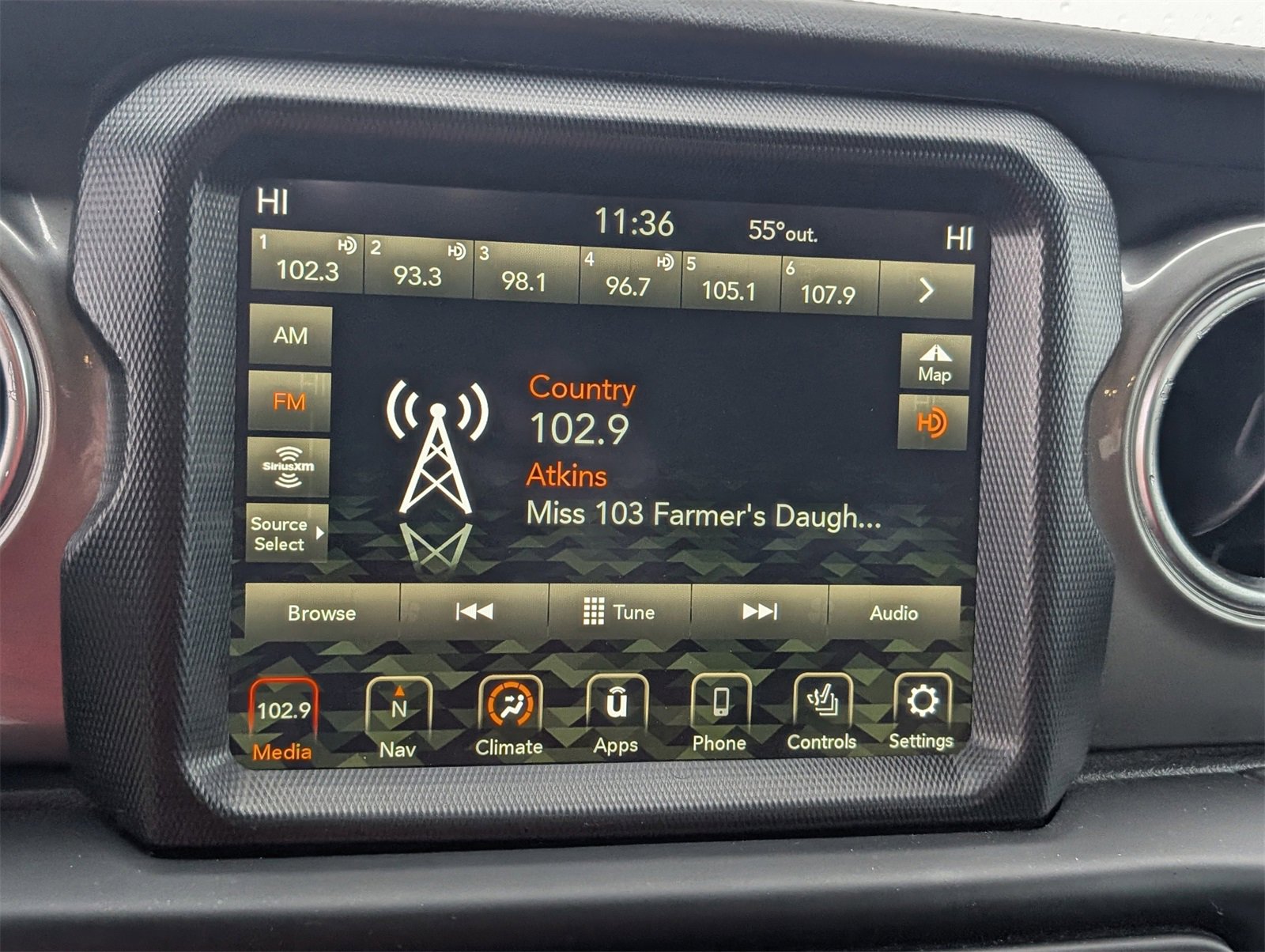 Used 2023 Jeep Wrangler Sahara w/ Cold Weather Group image 17