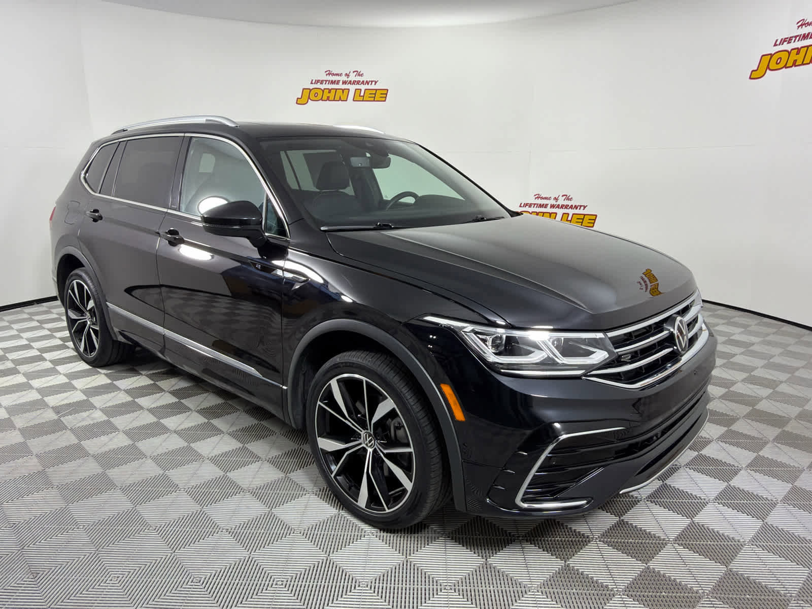 Used 2024 Volkswagen Tiguan SEL R-Line image 8