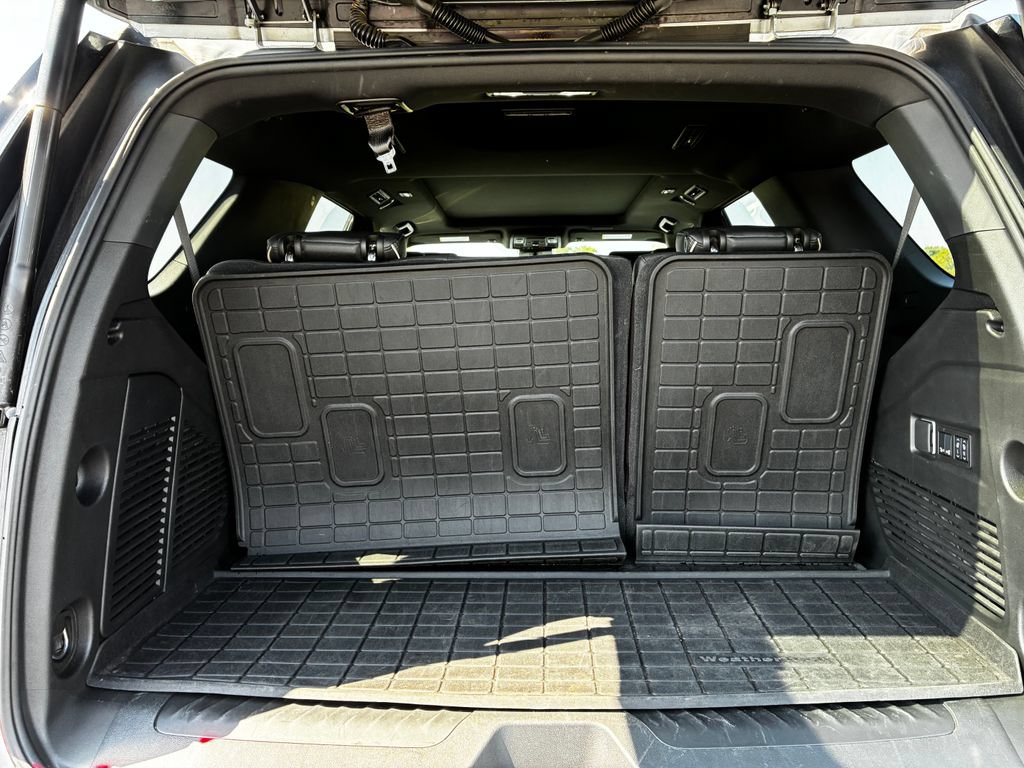 Used 2025 GMC Yukon Elevation w/ Elevation Premium Package AWD/4WD image 4