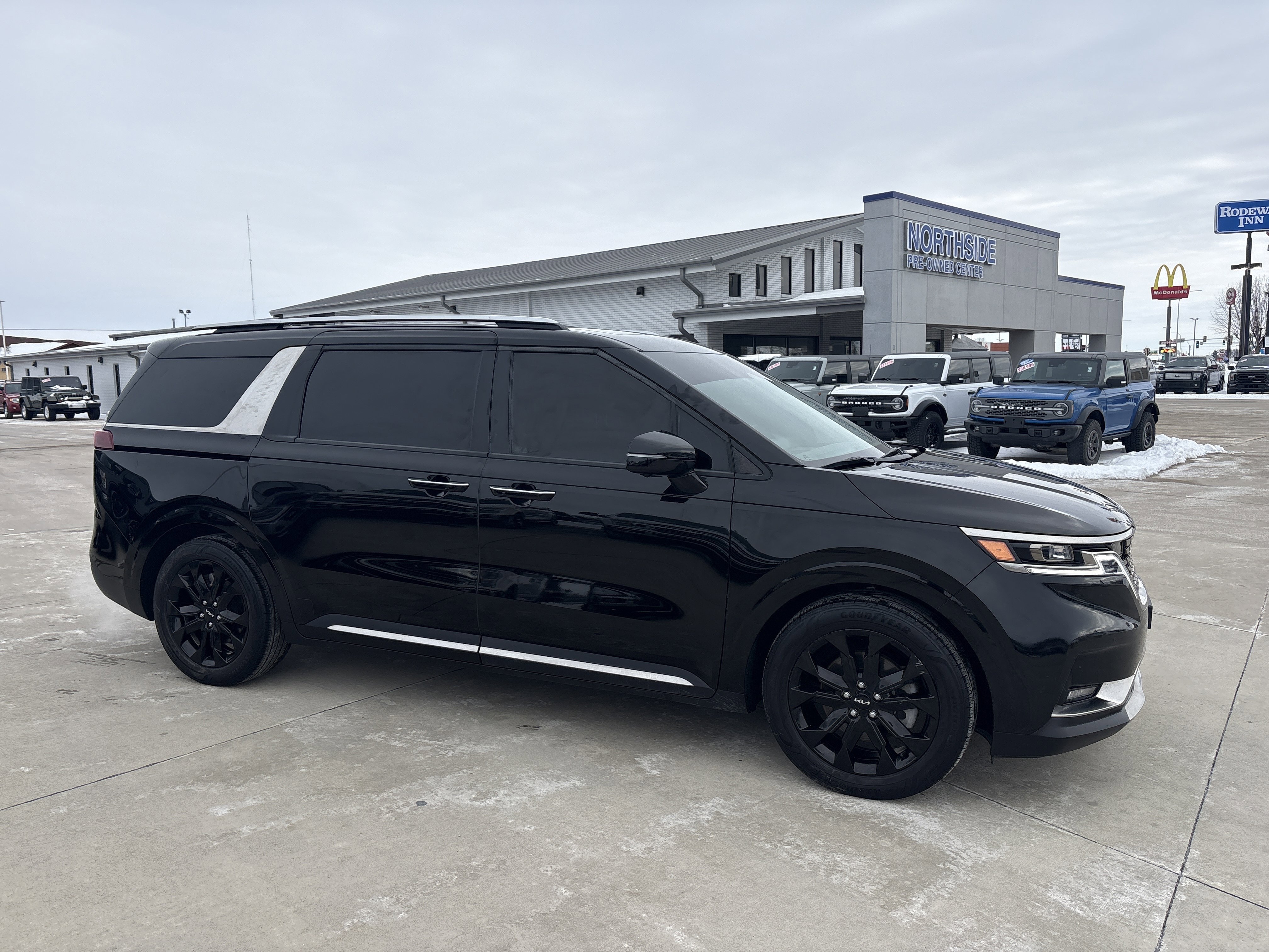 Used 2024 Kia Carnival SX Prestige image 3