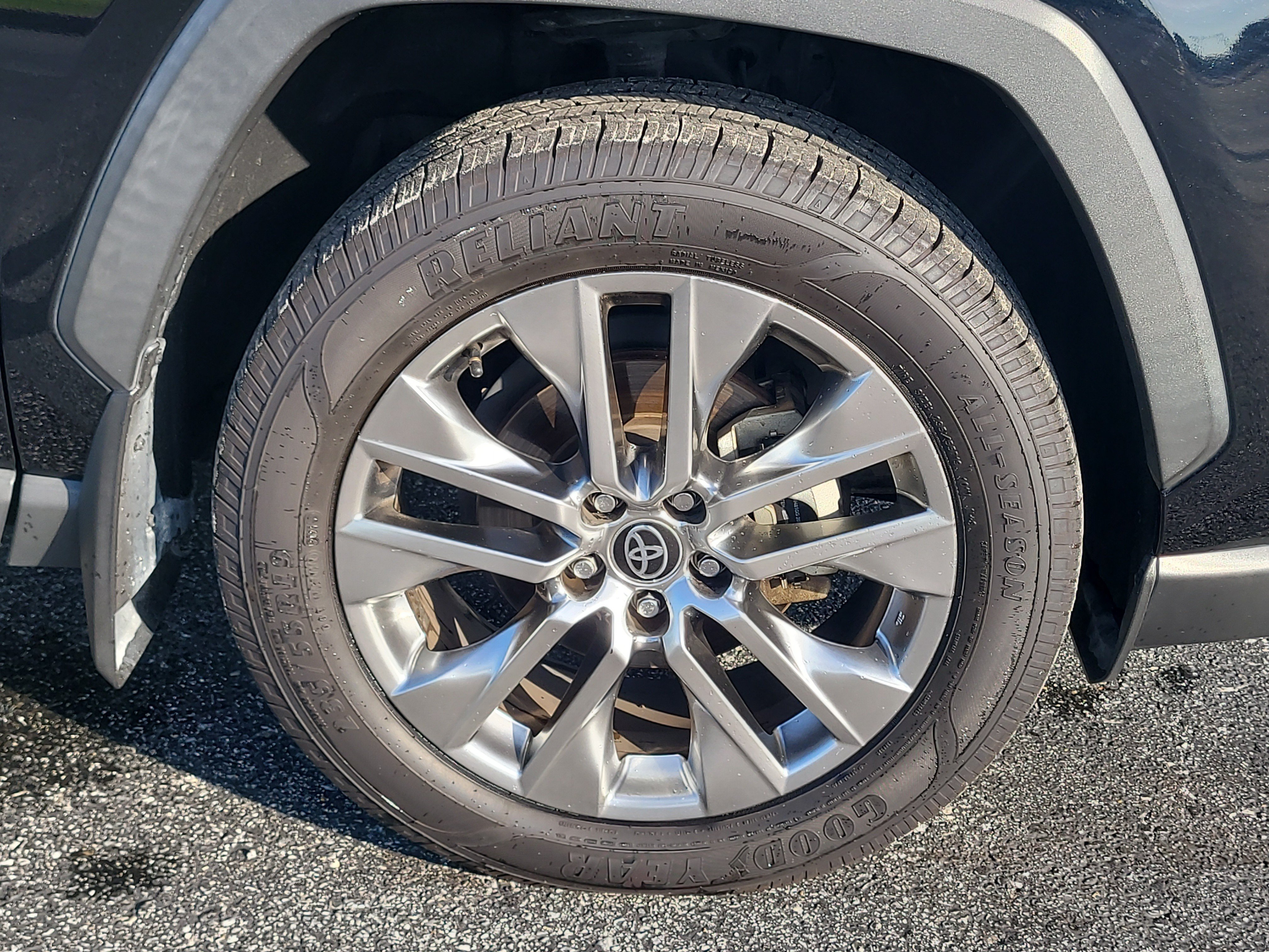 Used 2021 Toyota RAV4 XLE Premium FWD image 9