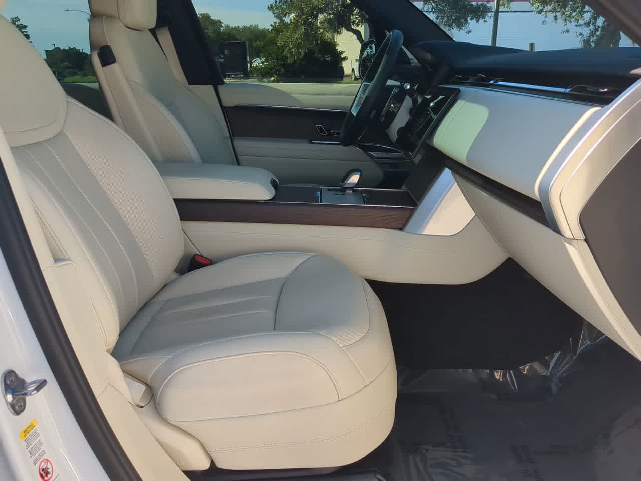 Certified 2025 Land Rover Range Rover SE AWD/4WD image 24