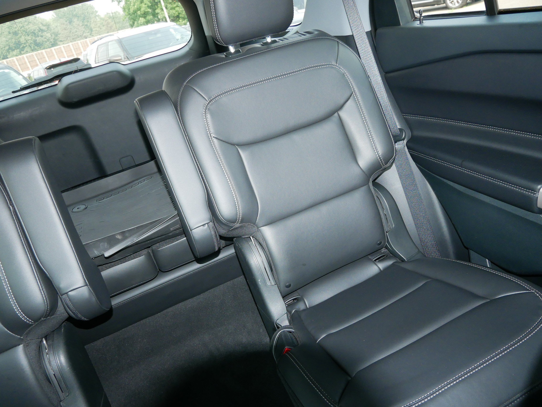 Used 2023 Ford Explorer XLT w/ Equipment Group 202A AWD/4WD image 14