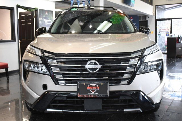 Used 2025 Nissan Rogue Platinum w/ Platinum Premium Package AWD/4WD image 2