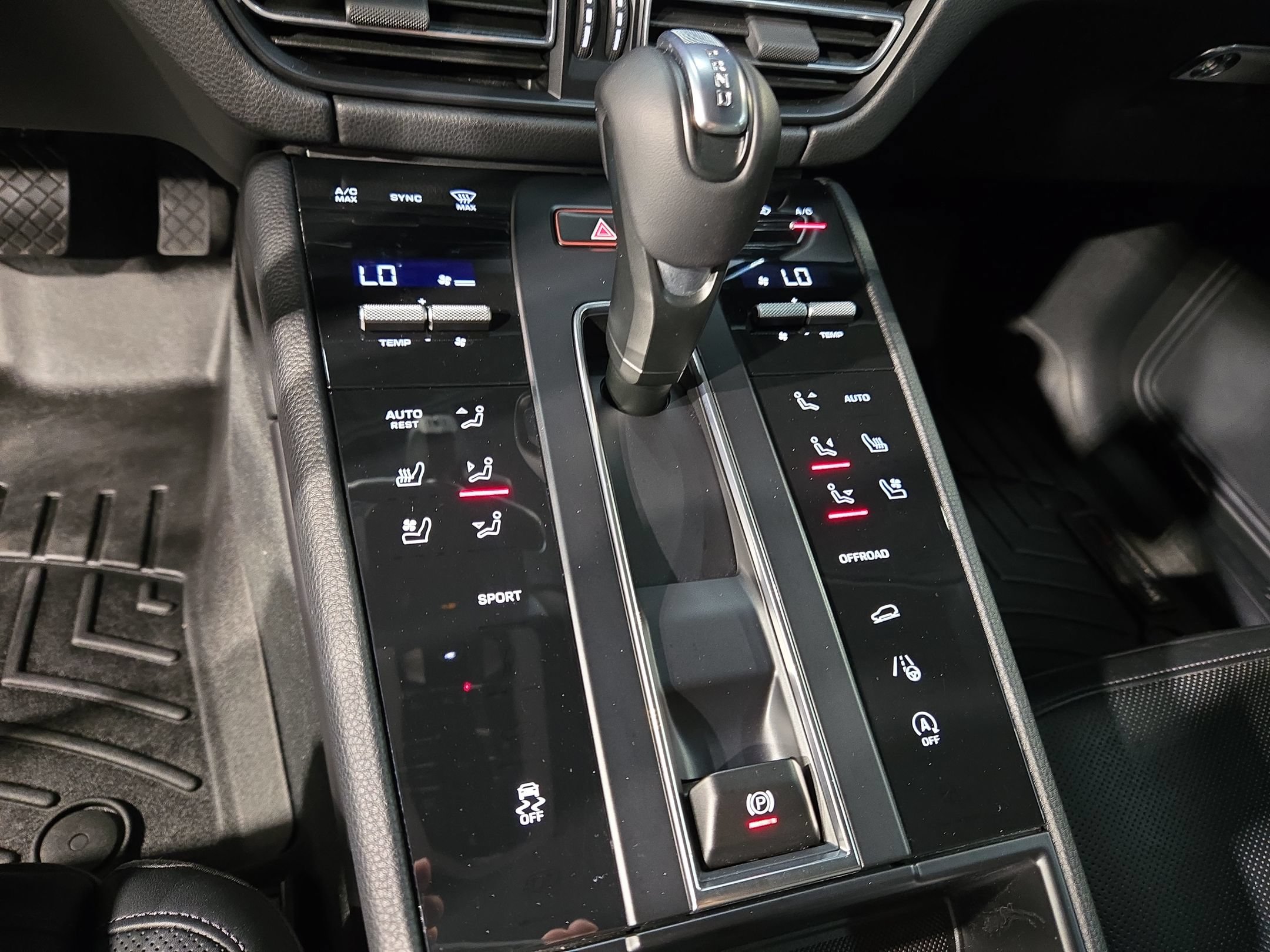 Used 2024 Porsche Macan AWD/4WD image 33