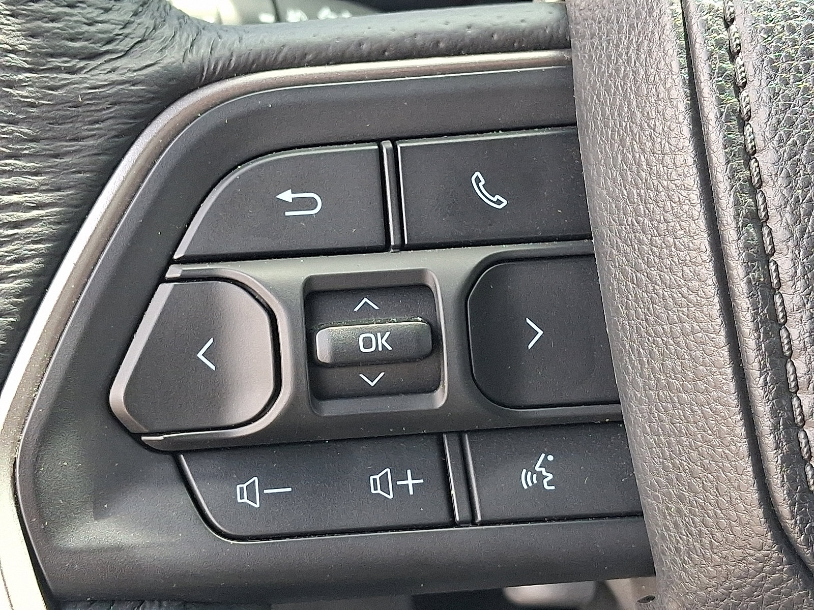 Used 2025 Toyota Tacoma SR5 w/ SR5 Upgrade Package AWD/4WD image 21