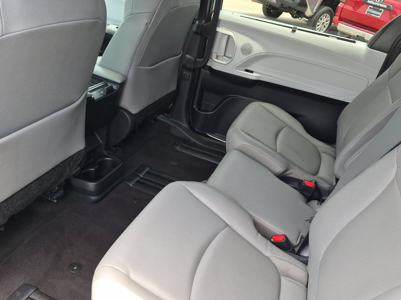 Used 2025 Toyota Sienna XLE FWD image 11