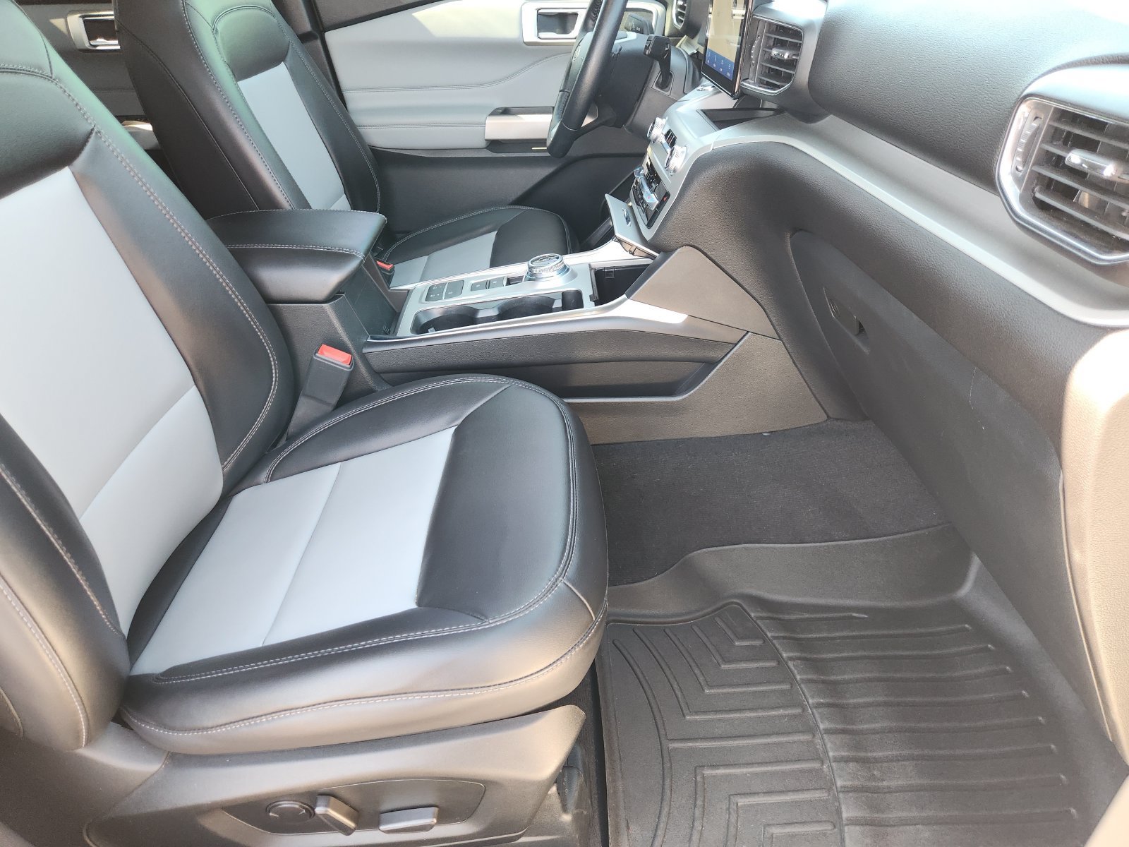 Used 2022 Ford Explorer XLT w/ Equipment Group 202A RWD image 17