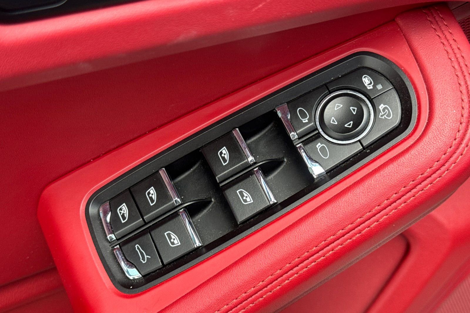 Used 2021 Porsche Macan Turbo AWD/4WD image 13
