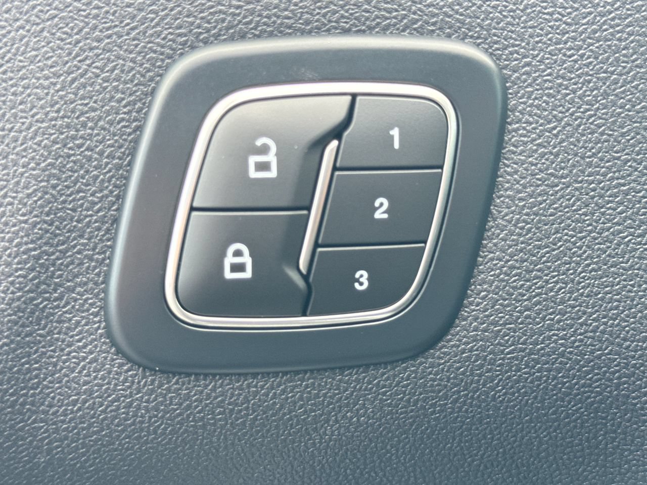 Used 2025 Ford Escape Platinum AWD/4WD image 16