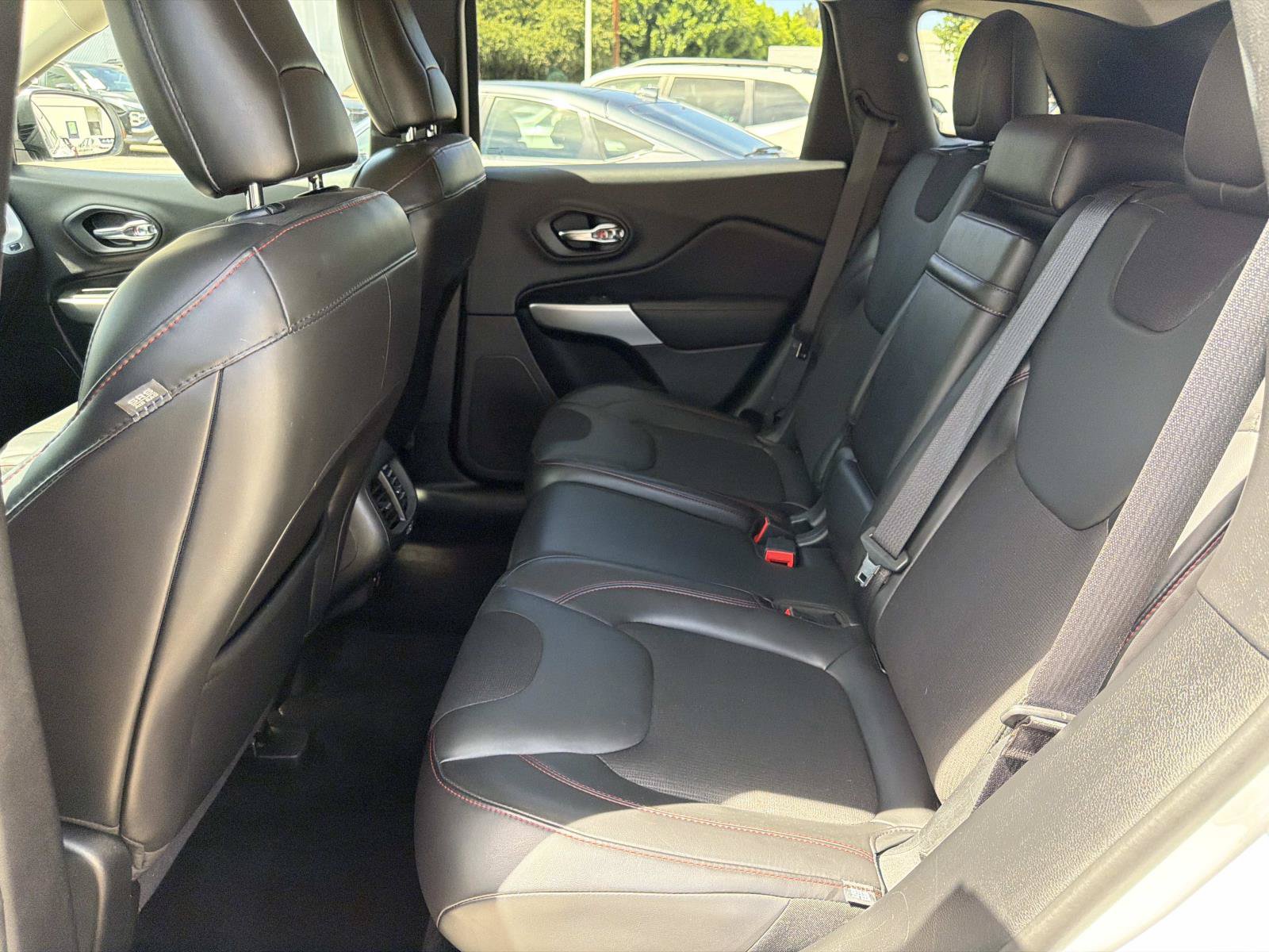 Used 2018 Jeep Cherokee Trailhawk AWD/4WD image 11
