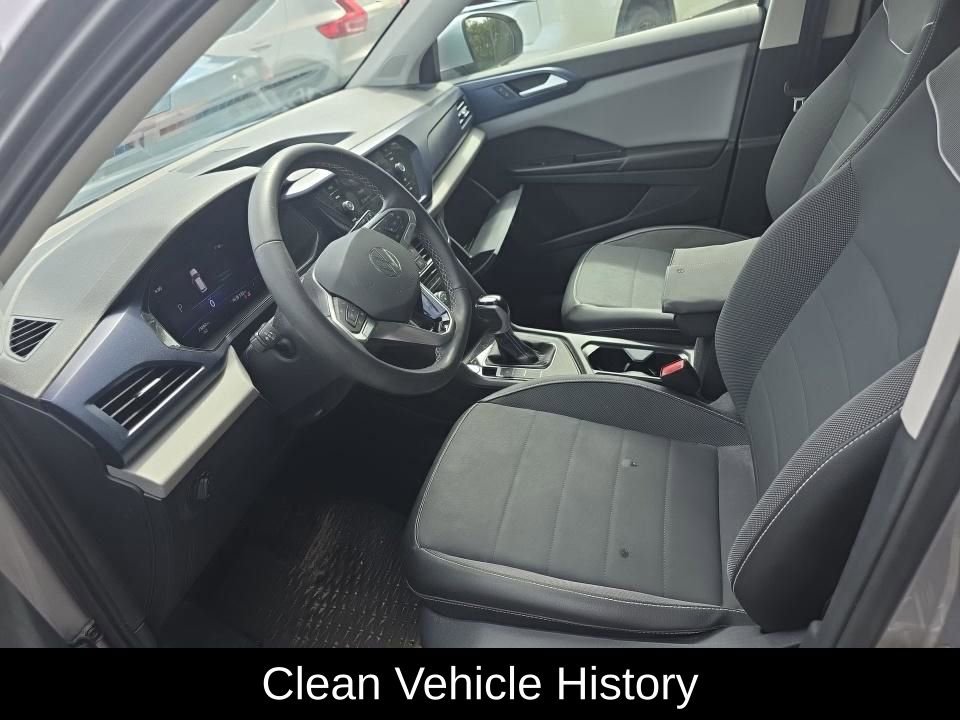 Used 2023 Volkswagen Taos SE w/ Panoramic Sunroof Package FWD image 4