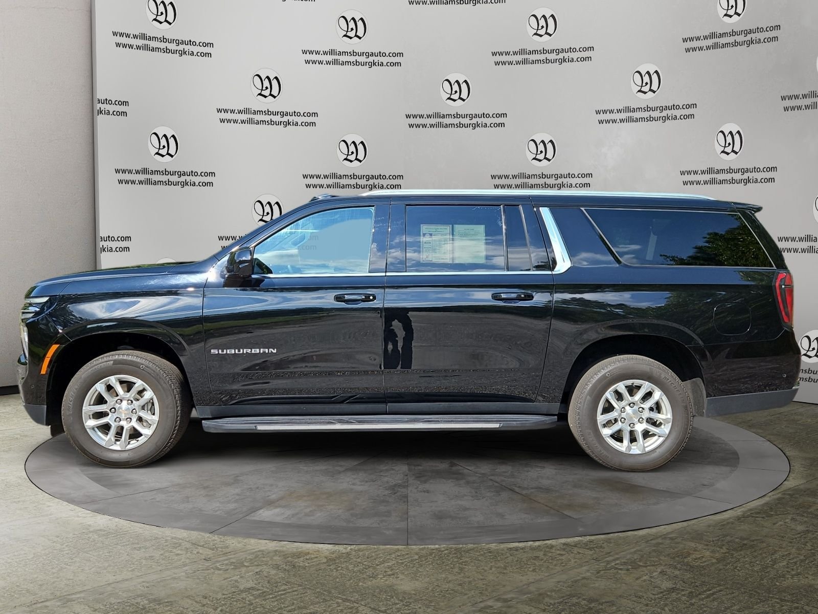 Used 2025 Chevrolet Suburban LT RWD image 2