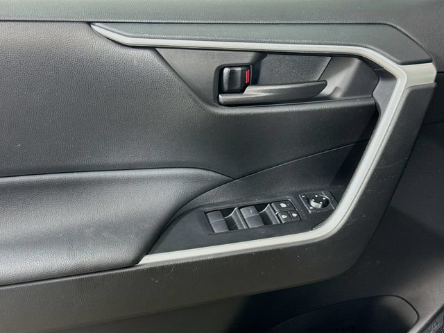 Used 2021 Toyota RAV4 LE AWD/4WD image 13
