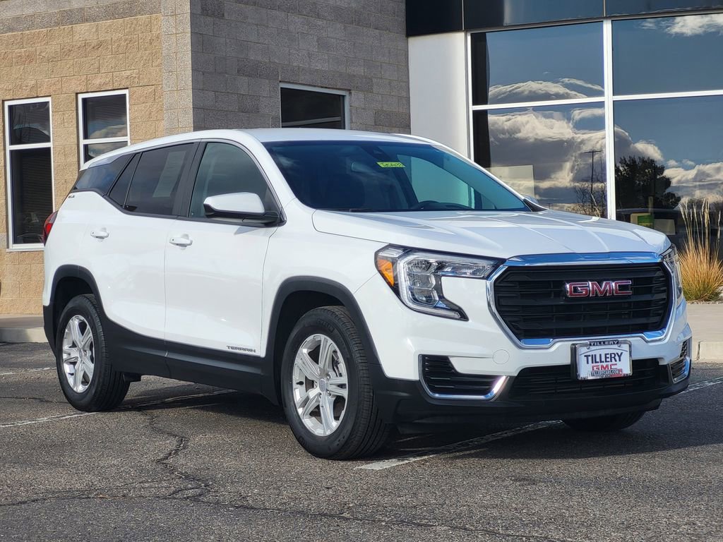 Used 2024 GMC Terrain SLE image 2