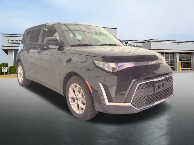 Used 2025 Kia Soul LX w/ LX Technology Package FWD image 4
