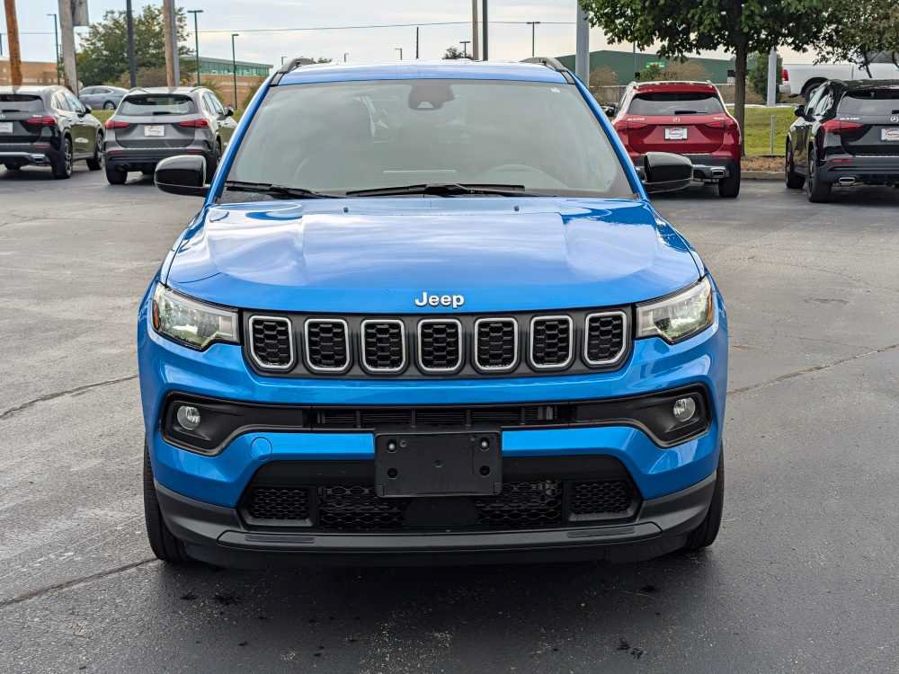 Used 2024 Jeep Compass Latitude AWD/4WD image 2