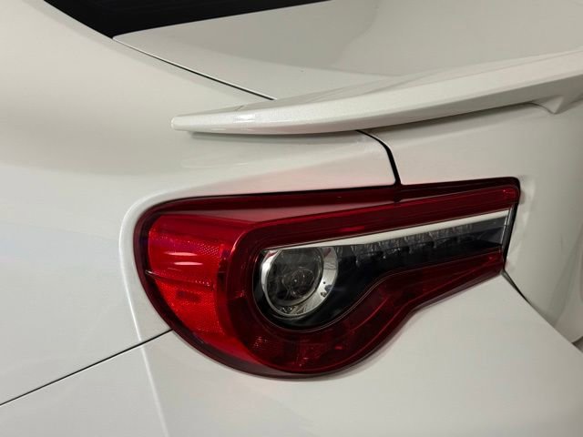 Used 2017 Toyota 86 RWD image 9