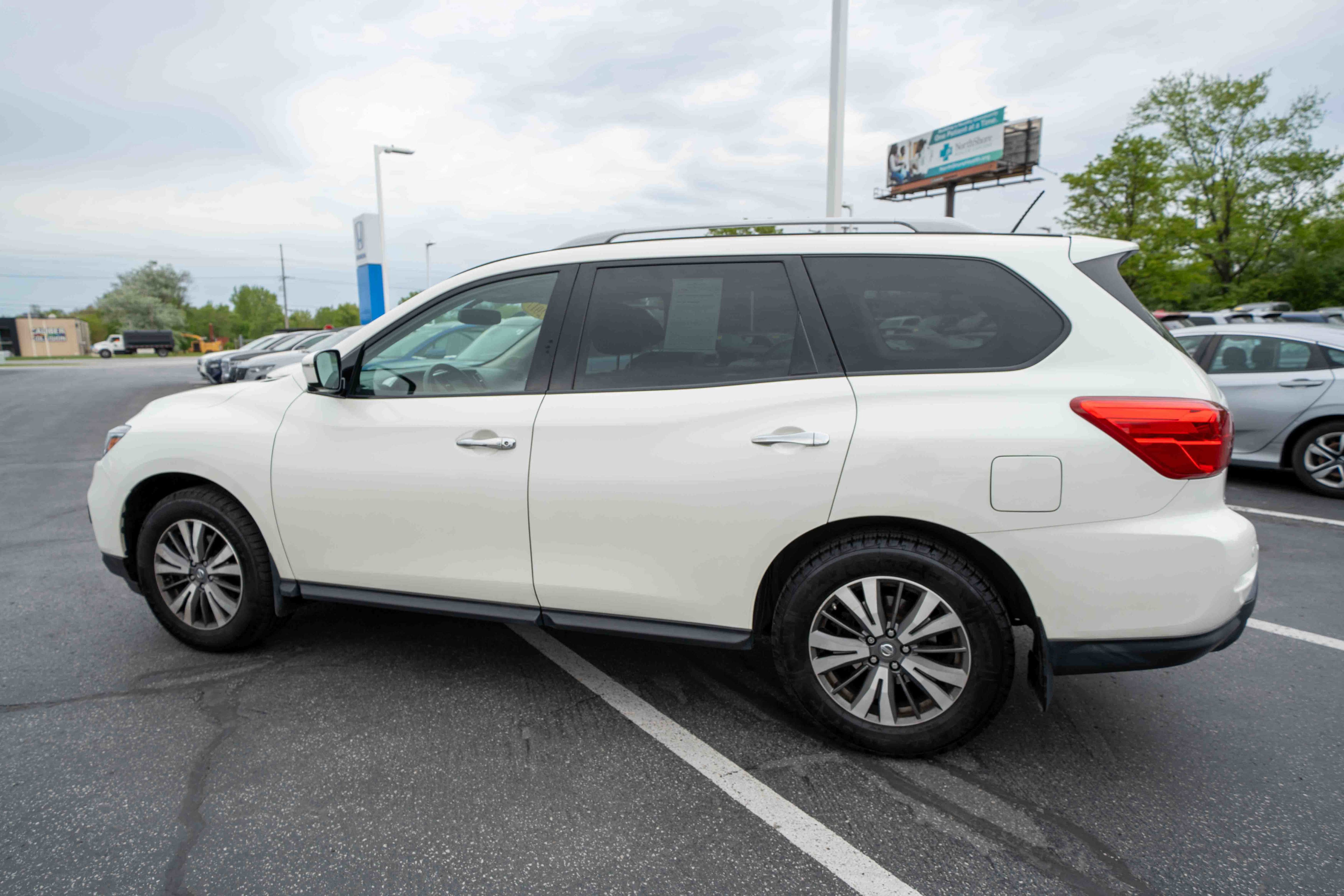 Used 2017 Nissan Pathfinder SL w/ SL Premium Package AWD/4WD image 4