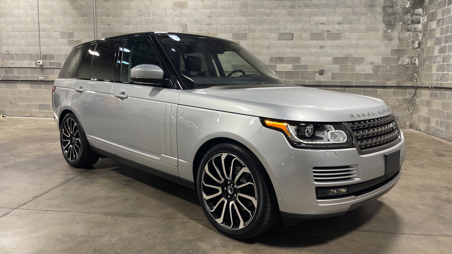 Used 2017 Land Rover Range Rover image 2